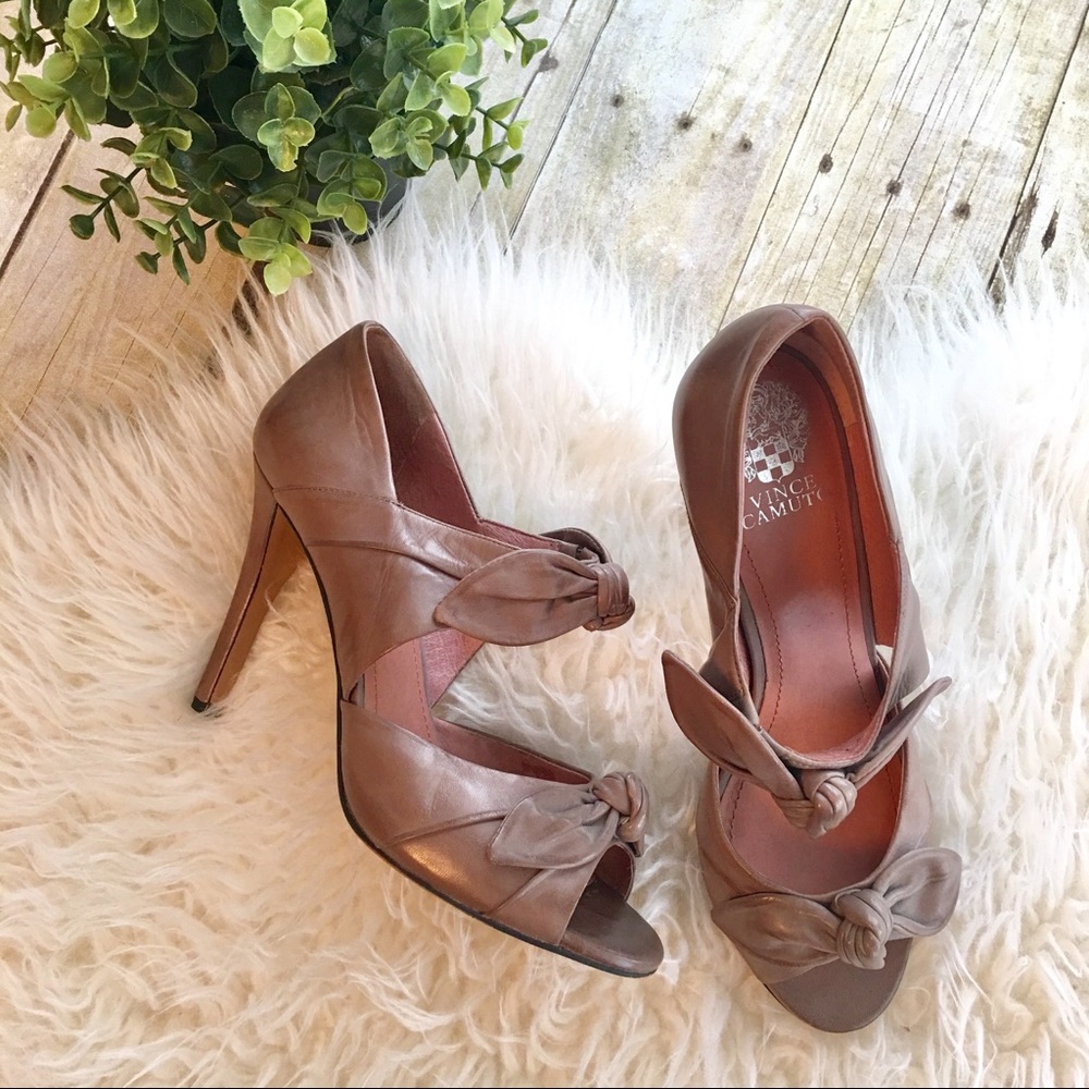 Vince Camino Alicea Peep-Toe Pump